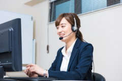 パソコンで受付する女性