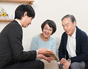 お客様に説明するサポート担当