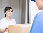 宅配便を渡す女性